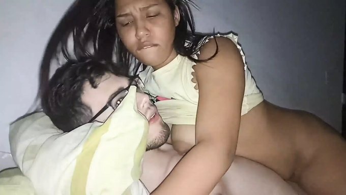 热辣的业余女孩和我在一个热辣的视频中享受彼此的公司