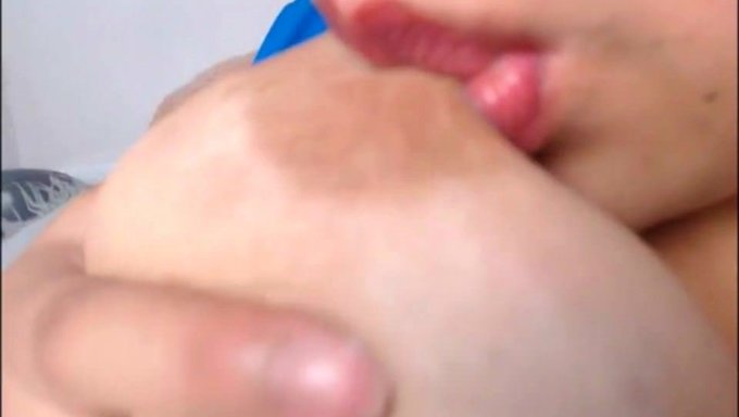 哥伦比亚拉丁美女的大乳头被机器挤奶