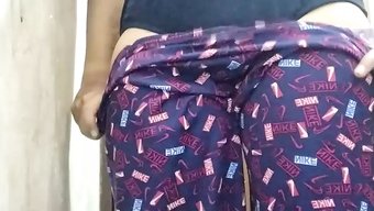 女同性恋大学生在洗澡...