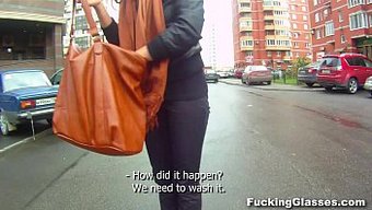 戴眼镜的少女在楼梯上被操逼