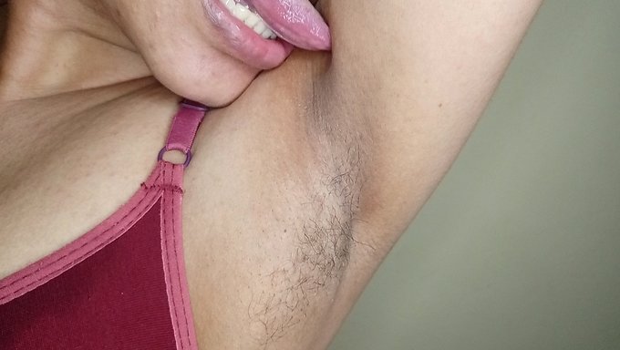 印度女仆视频中的舔屁股和毛茸茸的阴部恋物癖