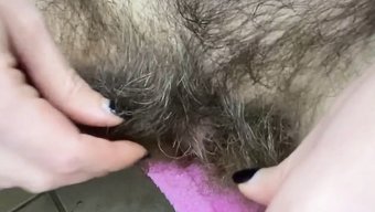 亚洲少女带着浓密的阴...