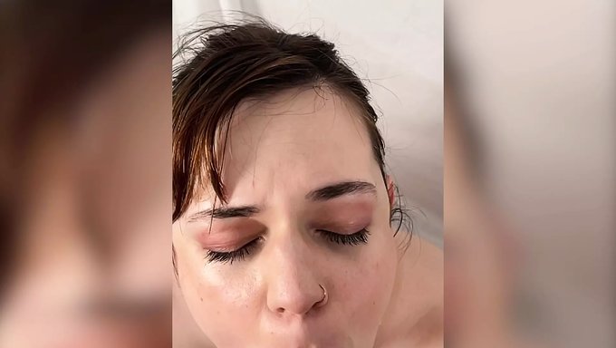 Elise Lee在pov镜头中进行激烈的口交,深喉,窒息,并接受巨大的面部射精