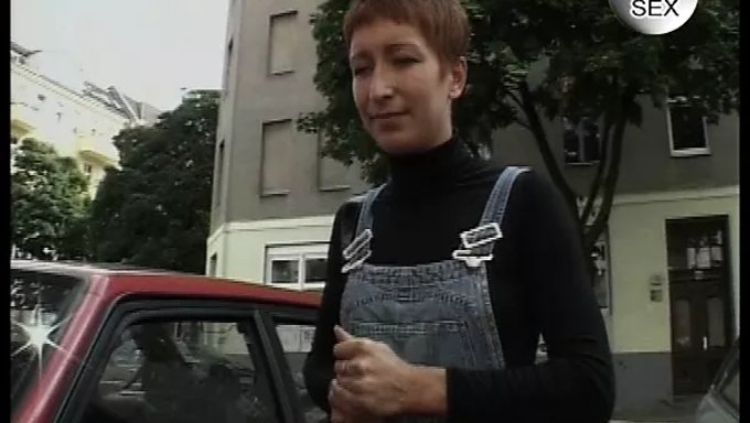 紧身少女在自慰时体验强烈的高潮