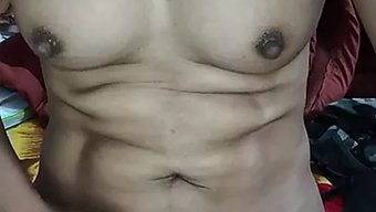 紧身亚洲少女被舔阴部
