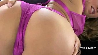 拥有大自然乳房的性感...