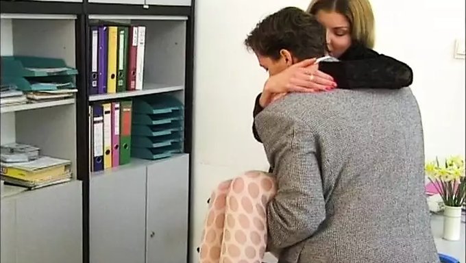 德国秘书戴着尼龙,在工作中给她的老板口交