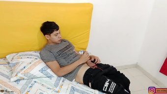 西班牙棕发女郎享受混...