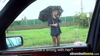 少女空姐搭车,在户外...