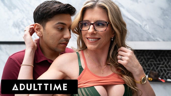 孤独的成熟美女cory Chase在各种姿势中从她的继子那里得到快感
