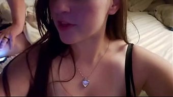 漂亮的黑发美女在男友...