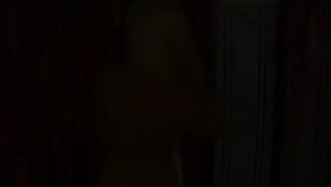 两个女人用性玩具互相取悦的火辣场景