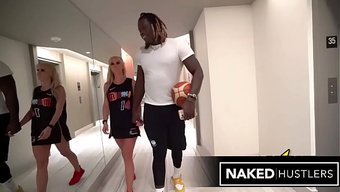 美丽的家庭主妇卡西·...