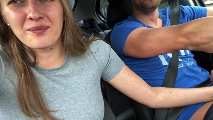 Stacy Cruz在高速公路上疯狂骑车,狠狠操着自己的小穴。