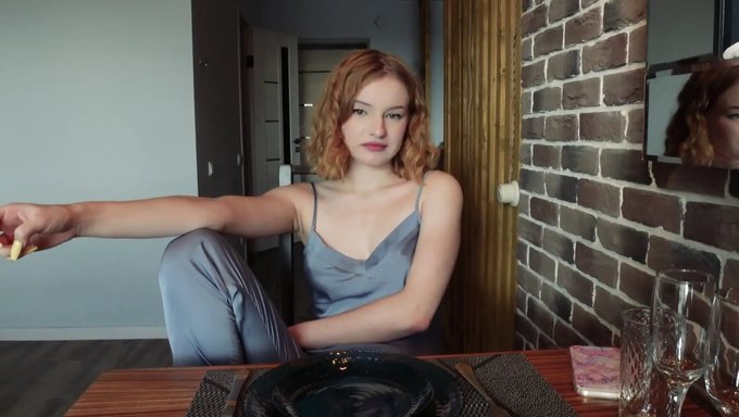 如果你不付房租,就把你的小穴给我吧,这种大胆的要求灵感来自diana Rider的大胆和硬核风格,这位俄罗斯情色模特以她粗暴又撩人的表演闻名。就像她最激烈的视频一样,这个标题捕捉到了她经常在表演中带来的原始、毫无掩饰的精力,她不怕挑战极限,玩弄着她那极品天然美乳。