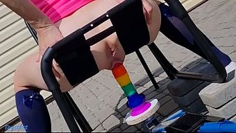 火辣继妹变态玩法,彩虹假屌被固定在车上,骚得不行。