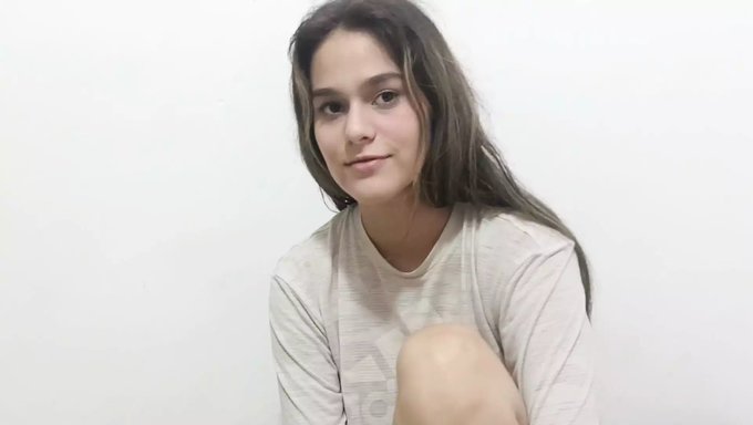 Bella Rico给她的继兄一个惊人的口交,然后被猛烈地操