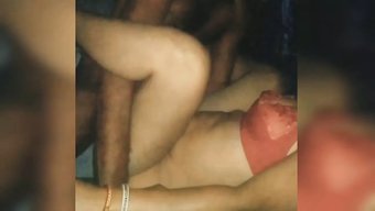 印度大学女孩在洗澡前...