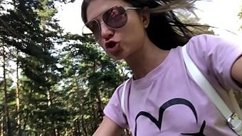 小胸部的年轻金发女郎...