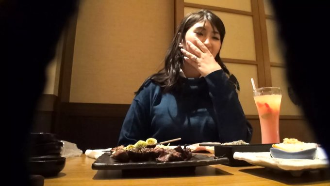 丈夫的绿帽幻想在自制视频中实现