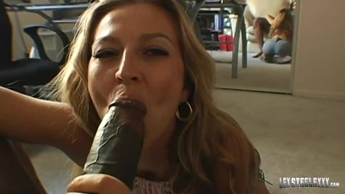 大鸡巴熟女被lex Steele操逼并被精液覆盖