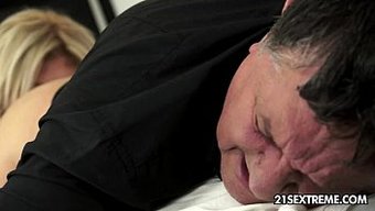欧洲少女被老男人操脸...