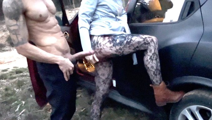 欧洲少女从后面被操并在她的阴道里射精