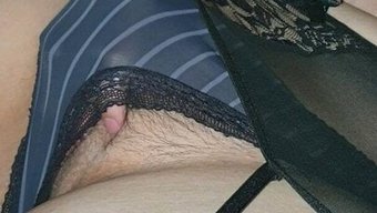 年轻女孩探索她的性欲...