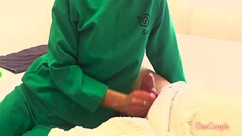 看热辣的情侣一起自慰...