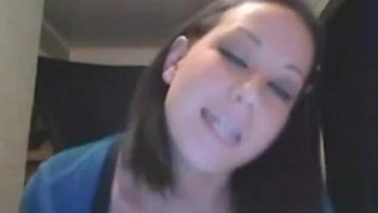 女友在网络摄像头上为...
