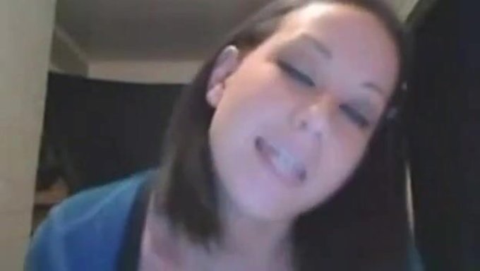 女友在网络摄像头上为男友自慰的近距离镜头