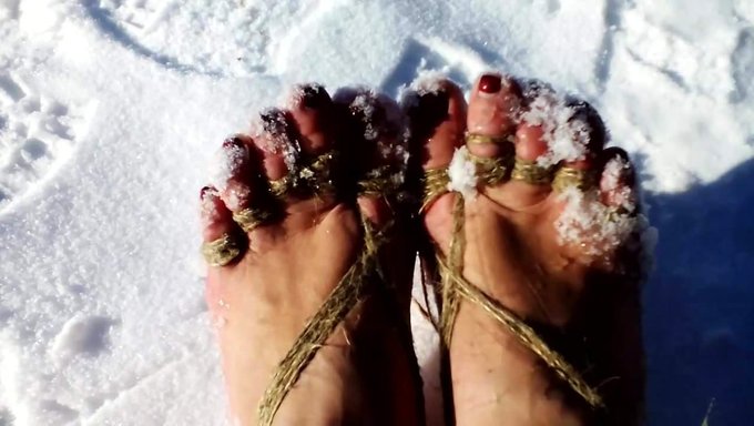 体验雪地里的bdsm快感,这个热辣的视频