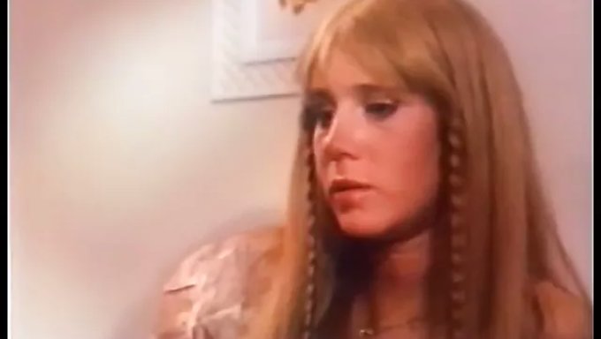 Sharon Mitchell和susan Nero在复古色情视频中