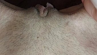 年轻女子的特写自慰会...