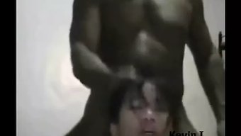 亚洲少女在自制视频中...