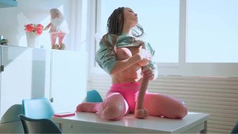 胸部丰满的熟女用巨大...