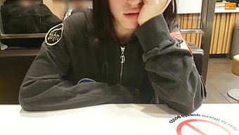 日本女孩在公共场合与...