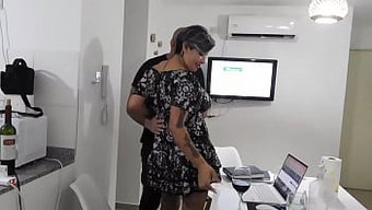 已婚女人在等待丈夫时...