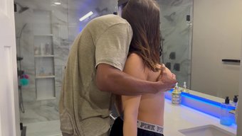 娇小的拉丁少女在浴室...