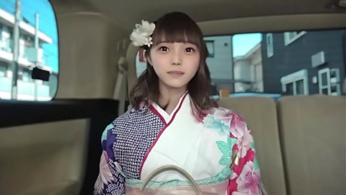 娇小的日本妹子,天生一对巨乳,在一场重要活动后回家。