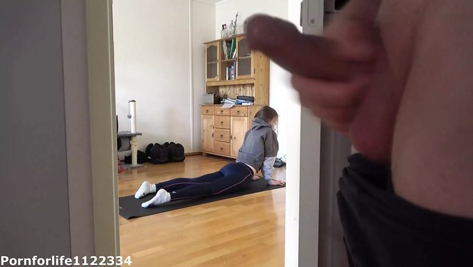 一个年轻男子享受看着他的继妹练习瑜伽并自慰。