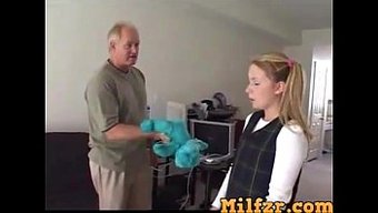 可爱的少女女儿被爸爸惩罚