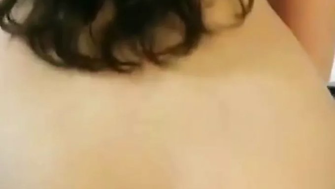 Amoi的大屁股在这个热辣的视频中被操得很爽
