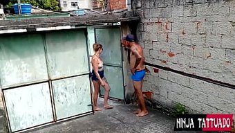 邻居的惊喜拜访导致了...