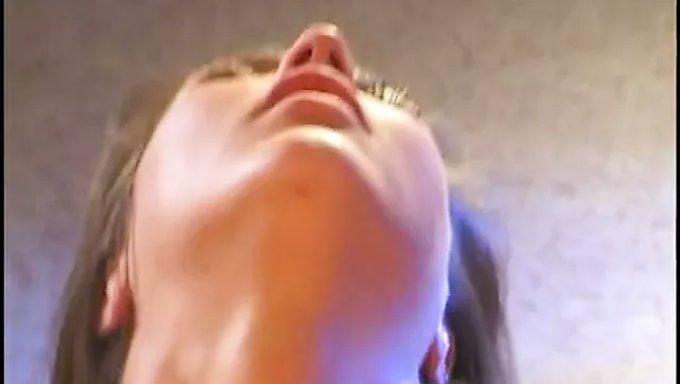 少女(18+)在狂野的性爱派对上接受两个大鸡巴