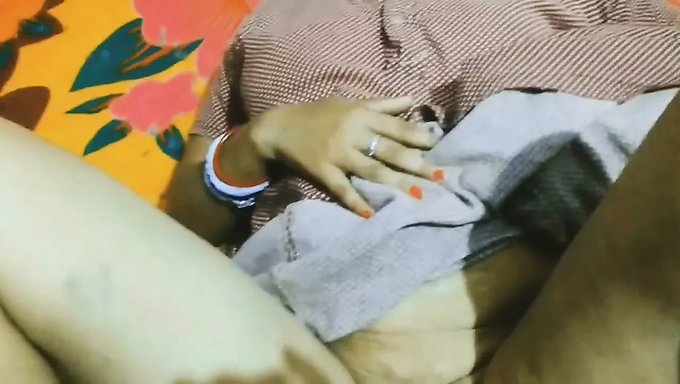 大学生在铁杆视频中与男友做爱