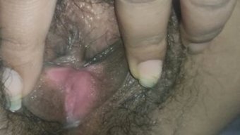 年轻的印度女孩在自制...