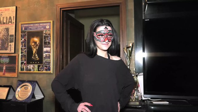意大利夫妇口交和性交的家庭自制视频