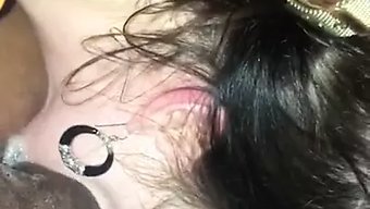 黑发女子在车里给大黑...