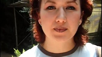 圆屁股的熟女在游泳池里被操